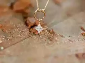 Ciondolo donna stella diamante creato in laboratorio taglio tondo placcato oro giallo 14 kt 1 ct - Foto 1 di 6