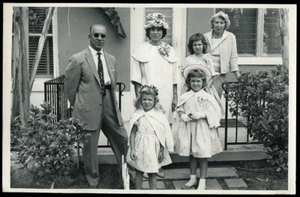 Foto De Colección FAMILIA EN PASCUA 1961 Niñas Pequeñas Vestidos a Juego Gorro de Pascua - Imagen 1 de 2