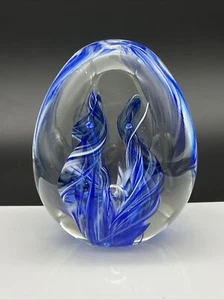 Mundgeblasenes Kunstglas blau Wirbel Teufelsfeuer 4" Briefbeschwerer - Künstler signiert - Bild 1 von 14
