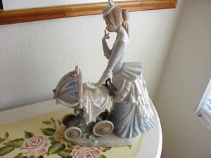 LLADRO #4938 "Baby's Outing" Mother with Carriage Retired 2001 MINT, SPAIN - Picture 1 of 19