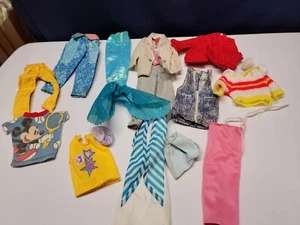Vintage Barbie Style Puppenkleidung und Zubehör Konvolut - Bild 1 von 9