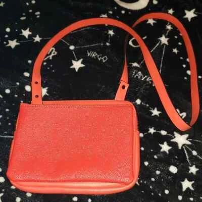 Corpo cruzado vermelho French Connection - Imagem 1 de 2