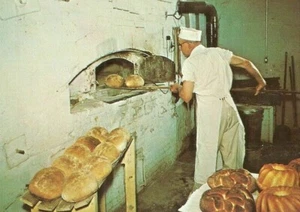 VTG. Postcard Amana Iowa Hahn's Bakery at Middle Amana Dexter Press Chrome - Picture 1 of 3