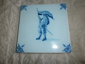 Alte Steingutfliese Delft MAKKUM / FIGUR:EIN GENTLEMAN MIT FLAGGE / 13x13 - Bild 1 von 5