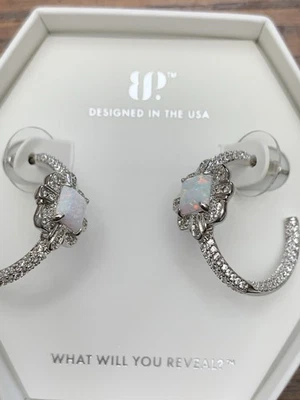 Pendientes Bomb Party Oct 2025 ER56417 Loop Me In Love ópalo blanco lechoso sobre rodio Foto 1 de 3