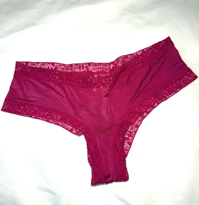 Tanga de encaje rosa satinado de colección Victoria's Secret talla mediana 🍍� Foto 1 de 4
