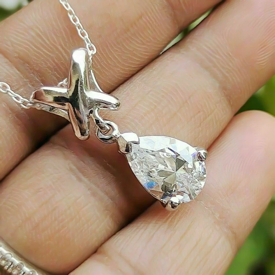 Colgante de 3 clavijas de moissanita corte pera de 2,5 quilates sin cadena enchapado en oro blanco de 14 k Foto 1 de 4