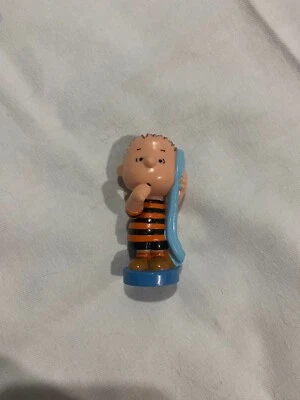 Pieza de ajedrez Charlie Brown Linus con camisa naranja Foto 1 de 2