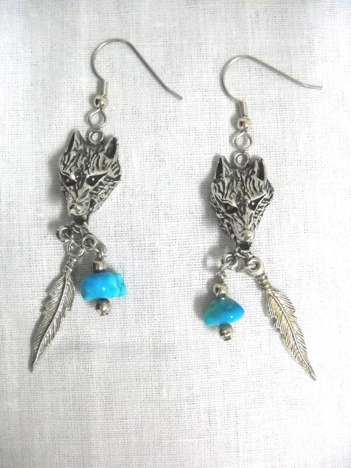 Pendientes colgantes cabeza de lobo de peltre feroz con pluma y pepita turquesa Foto 1 de 1
