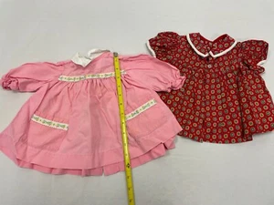 Set di 2 abiti vintage fatti a mano per bambino/bambola rosa con finitura bianca e multi rosso con whi - Foto 1 di 4