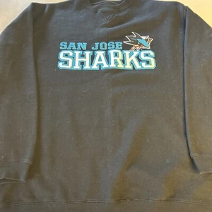J America besticktes San Jose Haie Sweatshirt Herren Gr. 2XL XXL Rundhalsausschnitt - Bild 1 von 5