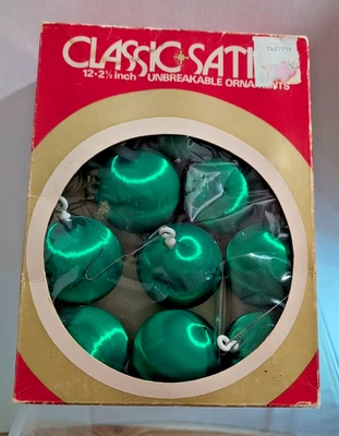 11 adornos navideños vintage de satén verde bola de 2,5 pulgadas MCM caja original años 70 Foto 1 de 4