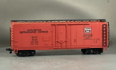 AHM/Roco - Burlington Refrigerator Express - 40' Plug Door Box Car+ Wgt # 67170 - Image 1 of 4