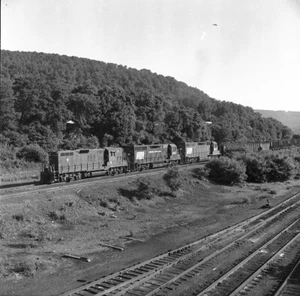 Penn Central (PC) - GP9 - #7111 - Original B&W negative - Picture 1 of 1