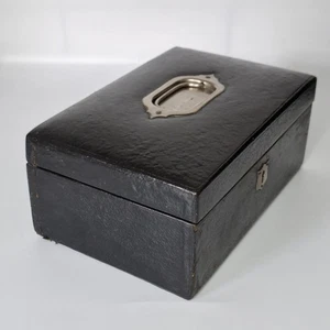 VICTORIAN BLACK LEATHER JEWELLERY BOX WITH RED FITTED LIFT OUT INTERIOR TRAY.112 - Picture 1 of 12