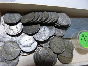 1943 P AVERAGE CIRCULATED ROLL OF 40 35% WAR NICKELS - Picture 1 of 2