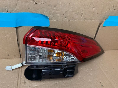 ¡Completo! Luz trasera lateral del pasajero derecho Toyota Corolla 2020-2022 sedán OEM Foto 1 de 4