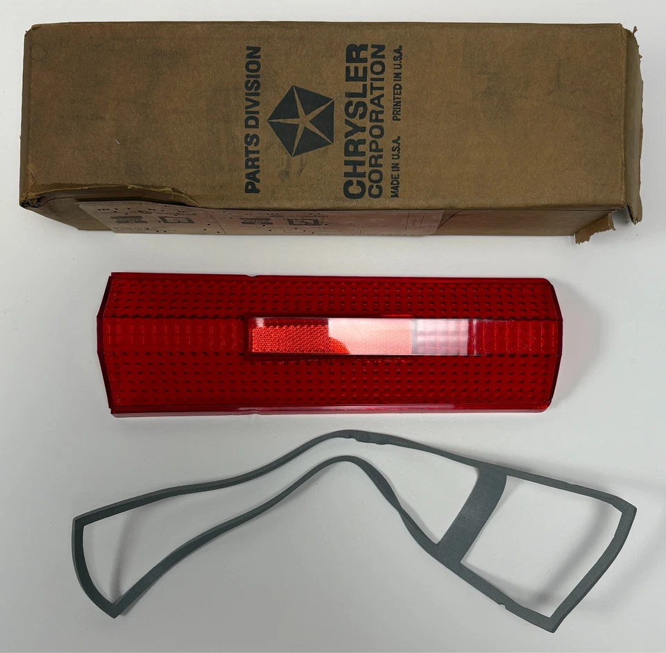 Lente trasera nueva de stock antiguo para Chrysler Newport 1968 modelos Mopar #2809195 Foto 1 de 1