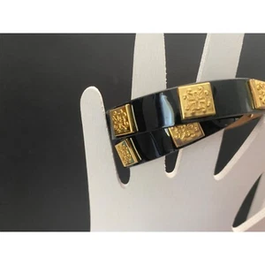 Brazalete Rústico MACY Negro Charol Envolvente Logotipo Dorado - Imagen 1 de 7