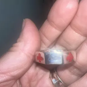 Anello Fascia Argento Sterling Spada Diamante Cuore Mazza Rosso Smalto Rosso Anello Las Vegas #10,5 - Foto 1 di 11