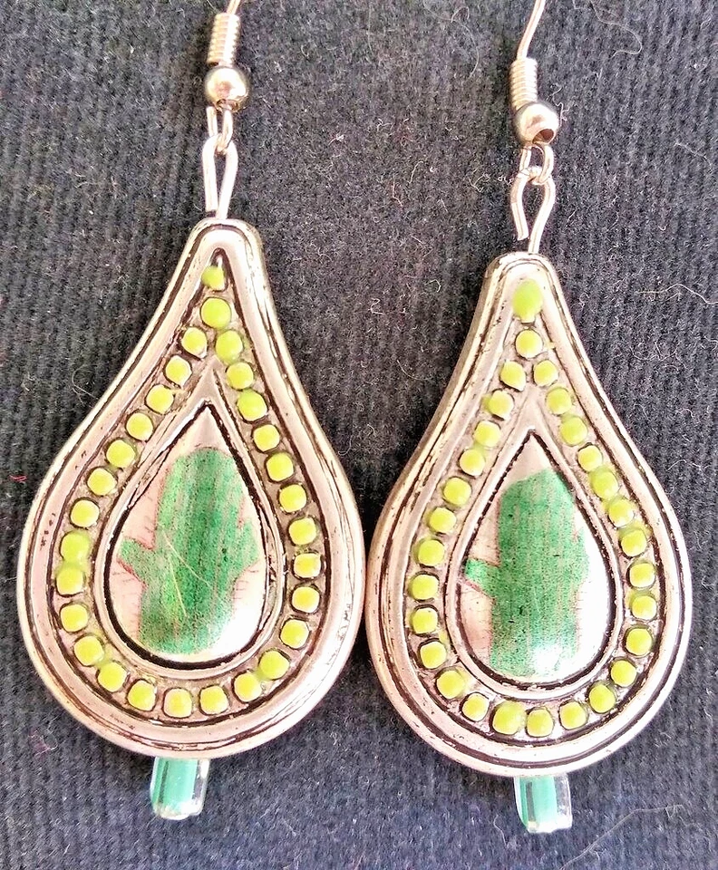 Orecchini goccia argentata con cactus verde e perline rosse. Boho indian chic. - Immagine 1 di 1