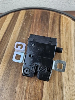 06-09 Actuador de liberación de pestillo de bloqueo de tapa de maletero Range Rover Sport HSE OEM FQR500140 Foto 1 de 4