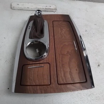 Infiniti QX80 2017 consola frontal marrón portavasos con puerto USB de grano de madera OEM   Foto 1 de 4