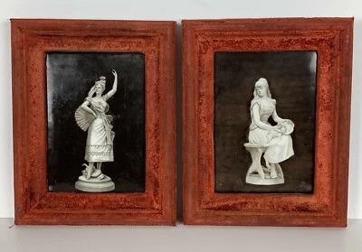 PAIRE DE PEINTURES SUR PLAQUES EN PORCELAINE " FEMMES ANTIQUES " MONOGRAMMÉES - Photo 1/4