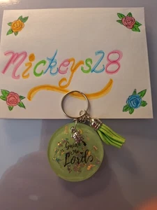 Handgefertigter UV Harz Schlüsselanhänger rund 2" grün Guide Me Herr, Schildkröte, Quaste neu ohne Etikett - Bild 1 von 4