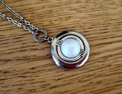 Silver Art Deco Moon Locket Necklace: Aurora Borealis Gem stainless steel chain Foto 1 de 4