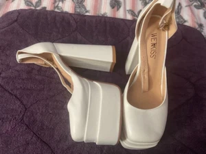 WET KISS WHITE PLATFORM HEELS 5" HEEL SZ 6 - Picture 1 of 2