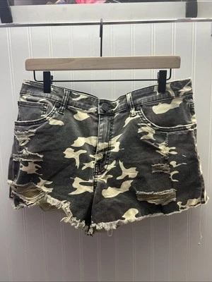 Shorts Jane Kut from the Kloth cintura alta estampa camuflada bainha desgastada tamanho 8 - Imagem 1 de 4