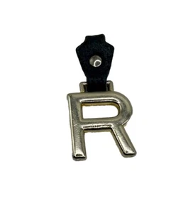 "LETRA MAYÚSCULA - R - Dije con nombre inicial - Llavero con cremallera tono plata 1"" x 2""" - Imagen 1 de 9