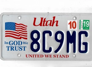 Placa de matrícula de pasajero UTAH 2019 "8C9MG" ***EN DIOS CONFIAMOS/UNIDOS ESTAMOS*** - Imagen 1 de 1