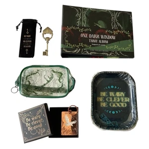 Lote Una Ventana Oscura Bookish Goodies Bandeja Magnética Álbum Bolsa Abridor de Botellas - Imagen 1 de 11