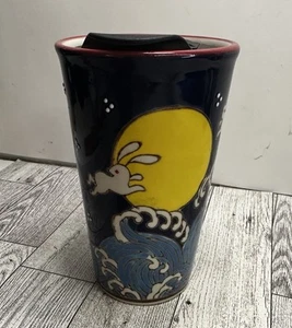 6" großer Keramik Reisebecher "Bunny Wave" 16 Unzen Hasen springen über den Mond NEU - Bild 1 von 10