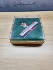 HALLMARK LO SPIRITO DEL NATALE BIPLANO CON ORNAMENTO BABBO NATALE - 1982 - Foto 1 di 5