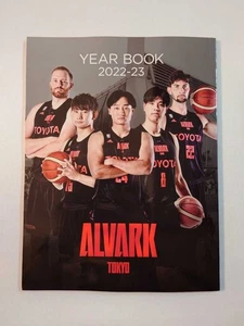 Albark Tokyo Year Book 2022/23 Basketball B.LEAGUE B League Albarkers Fan Club T - Foto 1 di 2