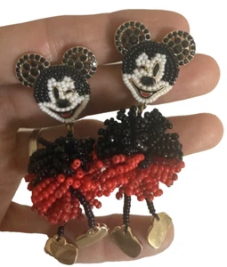 COLECCIÓN PARQUES DISNEY x Pendientes colgantes 3D guiñando un ojo Mickey Mouse - Imagen 1 de 3