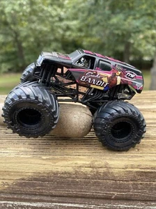 Monster Truck Monster Jam 1:64 Scarlet Bandit Black Tires - Picture 1 of 7