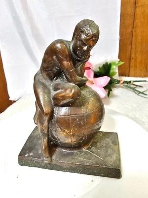 Figura de hombre masculino de colección RARA descansando sobre globo bronce metal estatua escultura arte Foto 1 de 4