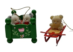 1985 Enesco Miniature Teddy Bear in Green Pink Wooden Bed Ornament Teddy On Sled - Picture 1 of 7