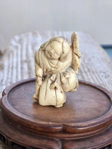 An antique netsuke depicting Kabuki Dancer Noh theater standing on one leg with - Picture 1 of 4