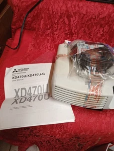 Mitsubishi elektrischer Datenprojektor mit neuer Glühbirne und Fernbedienung XD470U/XD470U-G - Bild 1 von 3