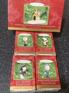 2000 Hallmark set “A SNOOPY CHRISTMAS” Keepsake Ornament Display & 4 Ornaments - Picture 1 of 8