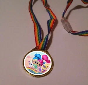 12 SHIMMER AND SHINE REGENBOGEN MEDAILLEN HALSKETTEN, Geburtstag Party Gastgeschenke  - Bild 1 von 1