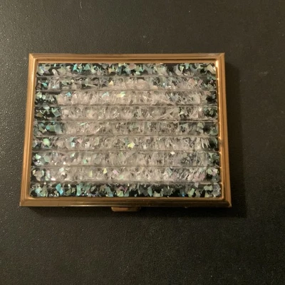 Estuche de cigarrillos vintage confeti dorado Lucite MCM 4"x 3" tono dorado metal años 50 Foto 1 de 4