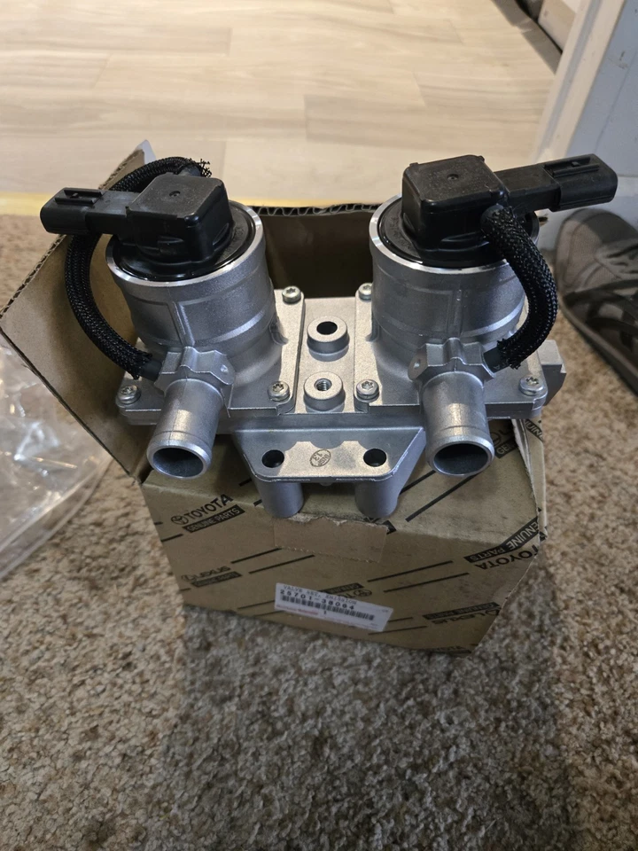 25701-38064 OEM TOYOTA Válvula de control de aire eléctrica Tundra Land Cruiser LX570 V8 Foto 1 de 1