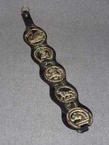 5 insoliti antichi medaglioni cavallo ottone Gremlin cigno leone rampante GUARDA! - Foto 1 di 4