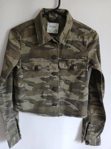 Kurze Damen-Shirtjacke matschgrün Camouflage Fransenbesatz Knopfleiste Gr. XS - Bild 1 von 12